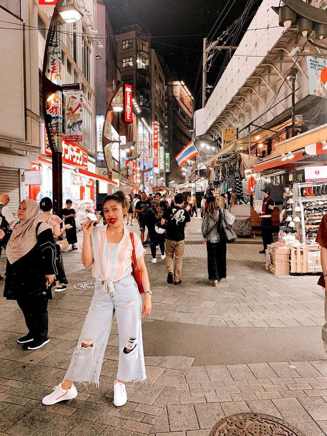 6 Potret Seru Siti Badriah Liburan ke Jepang dengan Suami