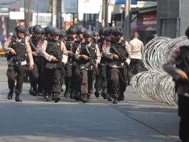Barisan Brimob Polri berjaga di depan Mako Brimob, Kelapa Dua, Depok, Kamis (9/5). Aparat Brimob memperketat pengamanan di Markas Komando Brimob menyusul peristiwa kerusuhan yang terjadi di rumah tahananannya. (Merdeka.com/Arie Basuki)