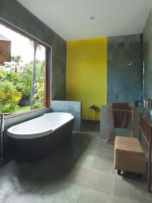 Dari tata letak, kamar mandi menggunakan gaya minimalis. Namun perabot yang digunakan merupakan perabot tradisional.