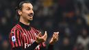 Zlatan Ibrahimovic saat bermain untuk AC Milan pada 2020 lalu dalam pertandingan Liga Italia. Penyerang yang kini telah berusia 39 tahun ini mulai identik dengan gaya rambut panjangnya yang dikuncir cepol. (AFP/Marco Bertorello)