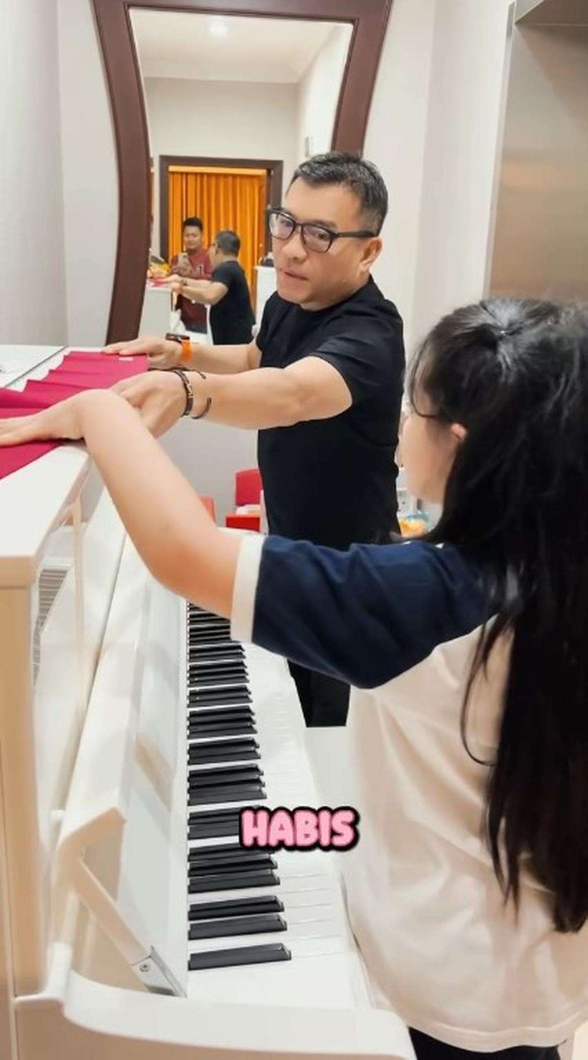 7 Potret Arsy Hermansyah Dapat Hadiah Piano Baru dari Anang dan Ashanty, Senangnya Luar Biasa