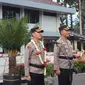 Nahkoda baru Polres Garut AKBP Rohman Yonky Dilatha (Berkalung bunga) bersama Kapolres sebelumnya AKBP Rio Wahyu Anggoro yang akan menjabat sebagai Kapolres Kota Bogor. (Liputan6.com/Jayadi Supriadin)