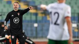 Ryan Giggs - Pemain andalan Setan Merah sejak tahun 1991 hingga 2014 ini kini menyandang status pelatih Timnas Wales. Sebelumya ia juga pernah masuk dalam staf kepelatihan Manchester United sebagai asisten manajer pada era David Moyes hingga Louis van Gaal. (AFP/Nikolay Dochinov)