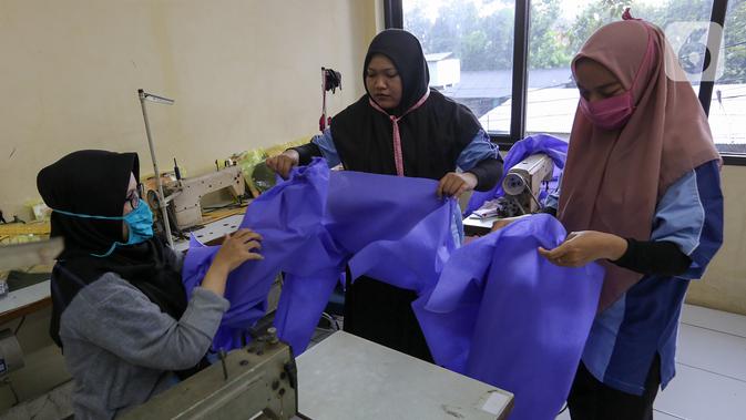 Peserta pelatihan memproduksi alat pelindung diri (APD) berupa pakaian dekontaminasi atau baju hazmat di Balai Latihan Kerja (BLK), Cibodas, Kota Tangerang, Rabu (15/4/2020). Sebanyak 20 peserta memproduksi baju hazmat untuk tenaga medis covid-19. (Liputan6.com/Fery Pradolo)