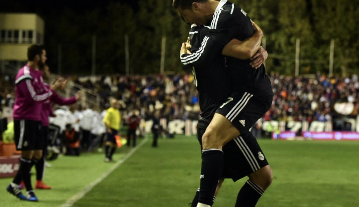 James Rodriguez melakukan selebrasi sete;ah menjebol gawang Rayo Vallecano (AFP)