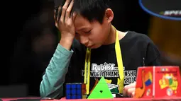 Ekspresi seorang anak saat mengikuti kejuaraan kubus Rubik Dunia di Melbourne, Australia (12/7/2019). Kejuaraan Dunia diadakan setiap dua tahun dan telah menarik 905 pesaing dari seluruh dunia yang bersaing dalam 18 acara yang berbeda. (AFP Photo/William West)