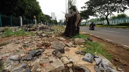 Pengendara melintas di Jalan Gerbang Pemuda Senayan, Jakarta, Selasa (12/7/2016). Pasca pengosongan lapak pedagang tanaman pertengahan Mei lalu, hingga kini jalur pejalan kaki di kawasan Gerbang Pemuda masih berantakan. (Liputan6.com/Helmi Fithriansyah)