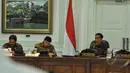 Presiden Joko Widodo (kanan) memimpin sidang kabinet paripurna di Kantor Presiden, Jakarta, Senin (30/3/2015). Rapat membahas kenaikan harga bahan pokok, situasi polhukam, dan hasil kunjungan kerja Presiden. (Liputan6.com/Faizal Fanani)