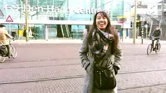 Sugiarti tak mampu menyembunyikan amarah dan air matanya ketika diberi kesempatan berbicara dengan pelaku. 