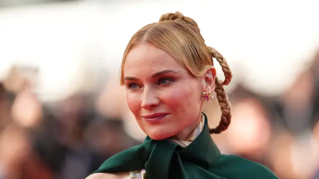 Artis Diane Kruger saat menghadiri Festival Film Cannes 2026. Dia memakai gaun rancangan Givenchy.