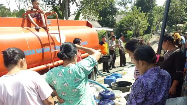 Pengiriman air bersih di Purbalingga, Jawa Tengah. (Foto: Liputan6.com/BPBD PBG/Muhamad Ridlo)