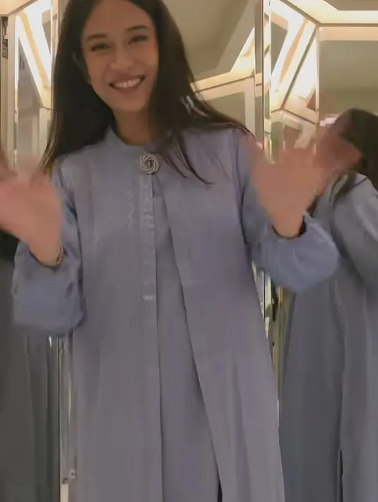 Dian juga mengenakan lebih tertutup gamis warna abu-abu dengan aksen outer dan hiasan silver. Dress tersebut merupakan kolaborasi dari @expandofficial.id x Ayu Dewi. [@therealdisastr]