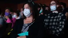 Sejumlah penonton yang mengenakan masker menunggu pertunjukan dimulai di sebuah teater di Moskow, Rusia, pada 3 September 2020. Teater-teater di Moskow membuka kembali musim pertunjukan setelah ditutup selama beberapa bulan akibat pandemi COVID-19. (Xinhua/Alexander Zemlianichenko Jr)