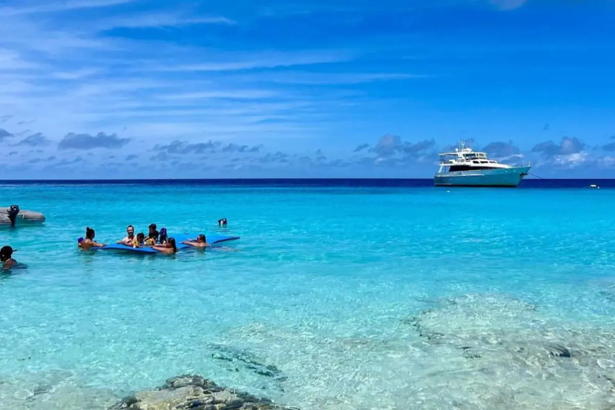 Pantai di Curacao, pulau yang merupakan bagian Kerajaan Belanda