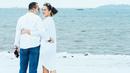 Meski jarang mengumbar kemesraan, wanita kelahiran 12 Juli 1986 ini selalu tampil romantis saat mengunggah potret liburannya bareng suami. Seperti pada potret yang satu ini, keduanya mesra dengan memakai busana berwarna putih. Senada dengan itu, Astrid pun tersenyum bahagia ke arah kamera. (Liputan6.com/IG/@astridtiar127)