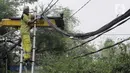 Sampah kabel fiber optik dan tiang-tiang yang telah dipotong ini nantinya akan disimpan di gudang Dinas Bina Marga. (Liputan6.com/Herman Zakharia)