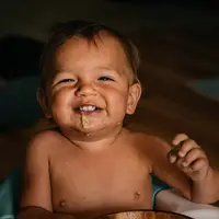 Ilustrasi anak makan. (dok.  Derek Owens/Unsplash)