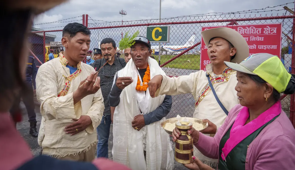 Pemandu pendaki veteran itu pria 53 tahun itu baru turun dari puncak setelah memandu seorang pendaki asing pada pekan lalu. (AP Photo/Niranjan Shrestha)
