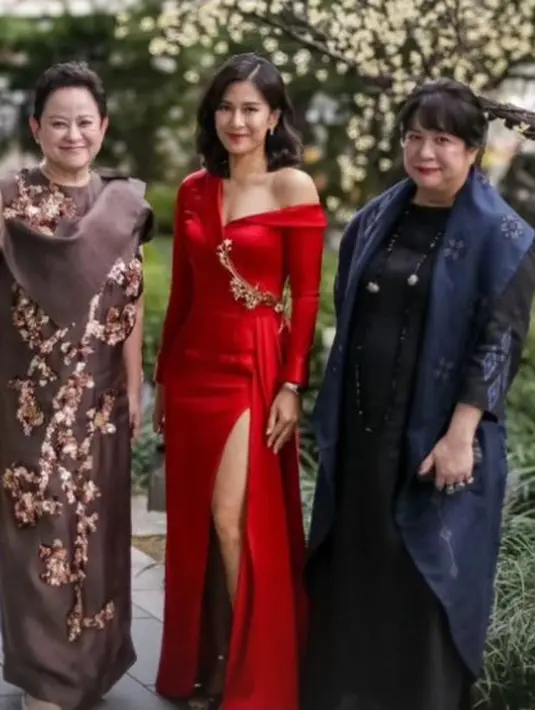 <p>Pesona Dian Sastrowardoyo terlihat begitu menyala saat hadiri Seoul International Drama Awards. [@hiantjen]</p>