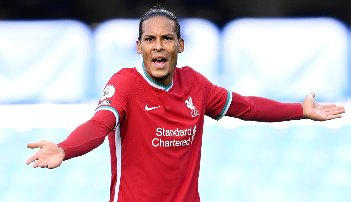 1. Virgil van Dijk (Liverpool) - Bek berusia ini menjadi bek tangguh dan terbaik yang dimiliki Liverpool saat ini. Virgil menjadi tembok kokoh yang sulit ditembus setiap lawan Liverpool. (AFP/Michael Regan/pool)
