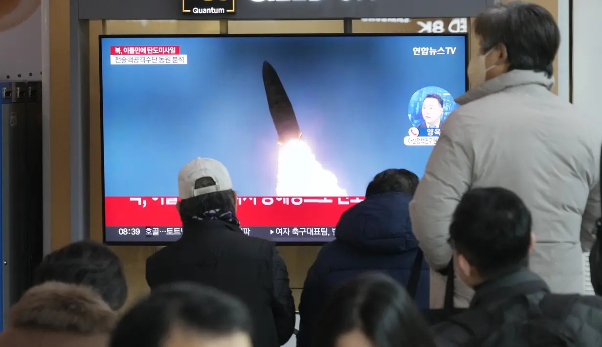 Sebuah layar TV menunjukkan gambar file peluncuran rudal Korea Utara selama program berita di Stasiun Kereta Api Seoul di Seoul, Korea Selatan, Senin (20/2/2023). Peluncuran teranyar ini dilakukan setelah Korea Utara menembakkan rudal balistik antarbenua (ICBM) yang jatuh di zona ekonomi eksklusif Jepang pada Sabtu (18/2). (AP Photo/Ahn Young-joon)