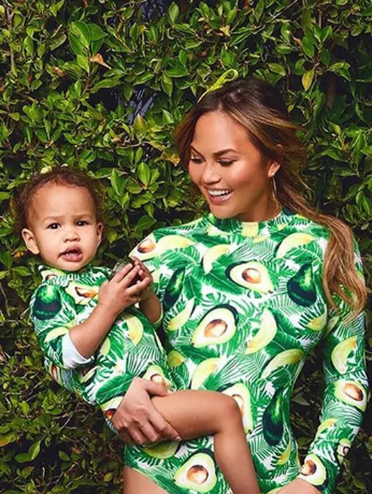 “Luna, siapa yang ada di sini,” ucap model cantik yang merupakan istri John Legend tersebut dalam videonya bersama dengan anak sulungnya. (Instagram/chrissyteigen)