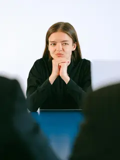 Bagaimana cara menjawab pertanyaan HRD?./Copyright pexel/Photo by Anna Shvets