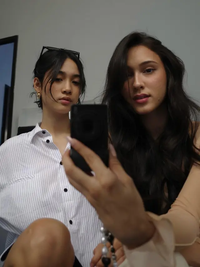 7 Potret Nurra Datau Pose Waktu Mirror Selfie Ini Selalu Tuai Sorotan