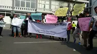 Forum Arek Surabaya Wani menggelar aksi di depan Mapolrestabes Surabaya, Jawa Timur. (Foto: Liputan6.com/Dian Kurniawan)