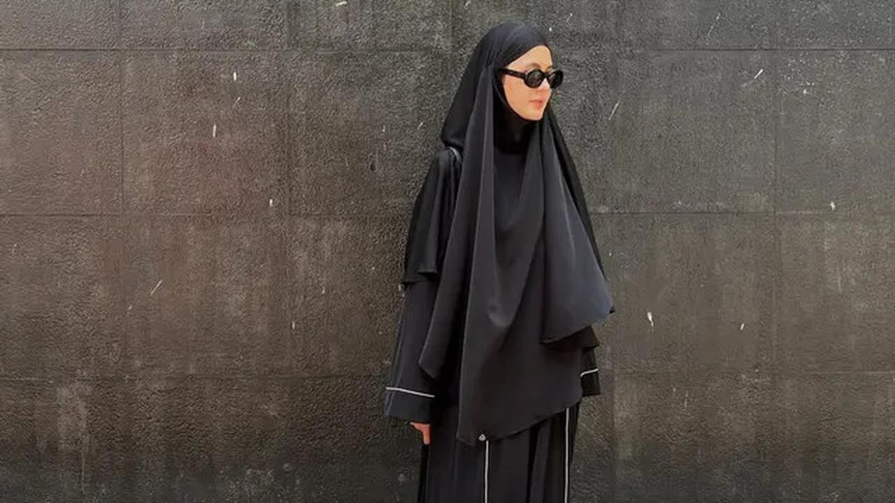 Gaya Syar'i Stylish Paula Verhoeven, Padukan Abaya Hitam dengan Tas dan Sandal Hermes