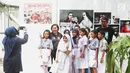 Siswa SD Negeri Menteng 01 foto bersama dalam pameran fotografi Rekam Jakarta di Taman Menteng, Kamis (29/8/2019). Kegiatan tersebut dalam rangka edukasi bagi siswa mengenal profesi foto jurnalistik. (Liputan6.com/Marsha Aulia)