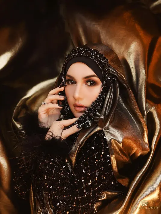 Dengan nuansa serba hitam dan gold, Irish Bella tampil dengan aura misterius dan mahal [@_irishbella_]