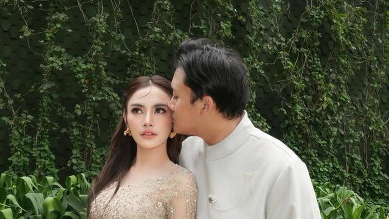 5 Model Kebaya Mahalini di Pernikahan Ranggaz Laksmana, Warna Champagne yang Elegan