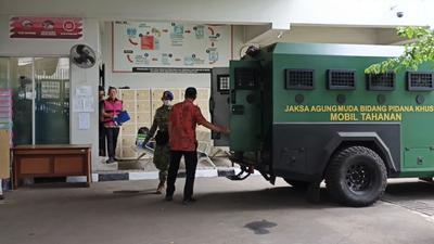 Febrie Adriansyah Akhirnya Pakai Rompi Pink dan Diborgol