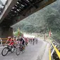 Para pebalap sedang melewati air terjun Lembah Anai, Kabupaten Tanah Datar dalam Etape 6 Tour de Singkarak 2015, Kamis (8/10/2015). (Bola.com/Arief Bagus)