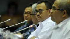 Menteri ESDM, Sudirman Said saat mengikuti Rapat Kerja dengan Komisi VII DPR RI di Kompleks Parlemen, Senayan, Jakarta, Selasa  (12/4). Rapat tersebut membahas Update Perkembangan soal Blok Masela dan Blok Mahakam. (Liputan6.com/Johan Tallo)