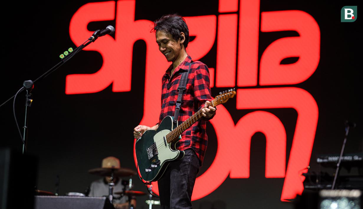 Gitaris Sheila on 7, Eross Candra saat tampil pada acara Kapanlagi Buka Bareng (KLBB) 2026 yang berlangsung di Stadion Madya, Senayan, Jakarta, Minggu (01/03/2026). (Bola.com/Bagaskara Lazuardi)