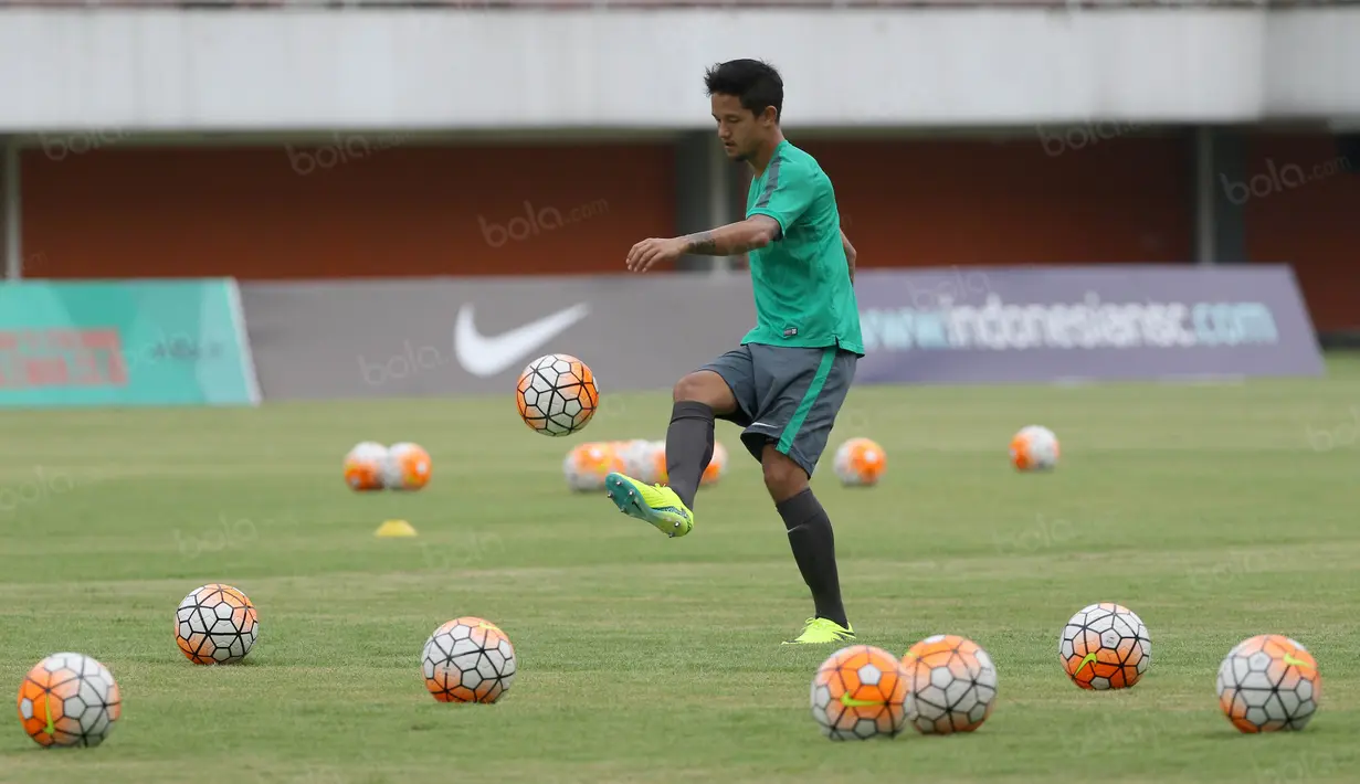 Aksi Irfan Bachdim saat melakukan jugling pada sesi latihan timnas Indonesia di Stadion Maguwoharjo, Sleman, Jumat (7/10/2016). (Bola.com/Nicklas Hanoatubun)