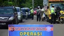 Petugas Satuan Lalu Lintas (Satlantas) Polres Bogor memeriksa kelengkapan surat pengendara saat Operasi  Zebra Lodaya 2014 di Jalan Raya Tegar Beriman, Cibinong, Bogor, Jabar, Rabu (26/11). (ANTARA FOTO/Jafkhairi)