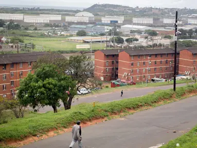 Suasana asrama Glebelands di Provinsi Kwazulu-Natal, Durban, Afrika Selatan pada 23 September 2017. Glebelands merupakan sebuah rumah asrama yang terdiri dari 71 blok dan dihuni sekitar 22.000 orang. (AFP Photo/Rajesh Jantilal)
