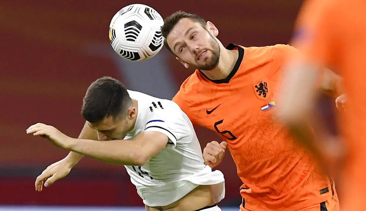 Bek Belanda, Stefan de Vrij, duel udara dengan pemain Bosnia and Herzegovina, Amer Gojak, pada laga UEFA Nations League di Johan Cruyff ArenA, Senin (16/11/2020). Belanda menang dengan skor 3-1. (John Thys/Pool via AP)
