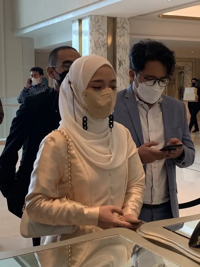 Nissa Sabyan dan Ayus saat menghadiri acara pernikahan Ria Ricis dan Teuku Ryan