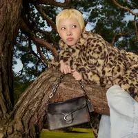 SOYEON dan Lilas menjadi wajah baru Coach di koleksi Fall 2025. (foto: Coach.dok)