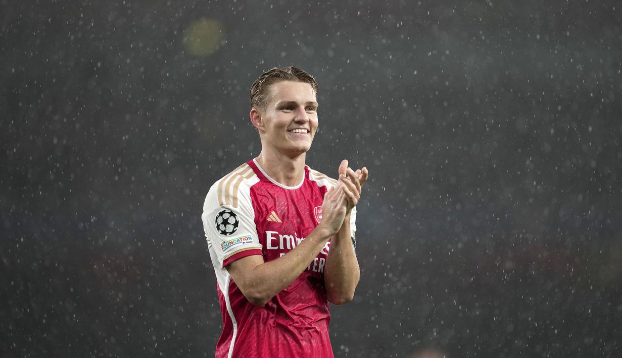 Pemain Arsenal, Martin Odegaard memberikan tepuk tangan setelah timnya menang 4-0 atas PSV Eindhoven pada laga Grup B Liga Champions 2023/2024 di Emirates Stadium, London, Kamis (21/09/2023) dini hari WIB. (AP Photo/Kin Cheung)