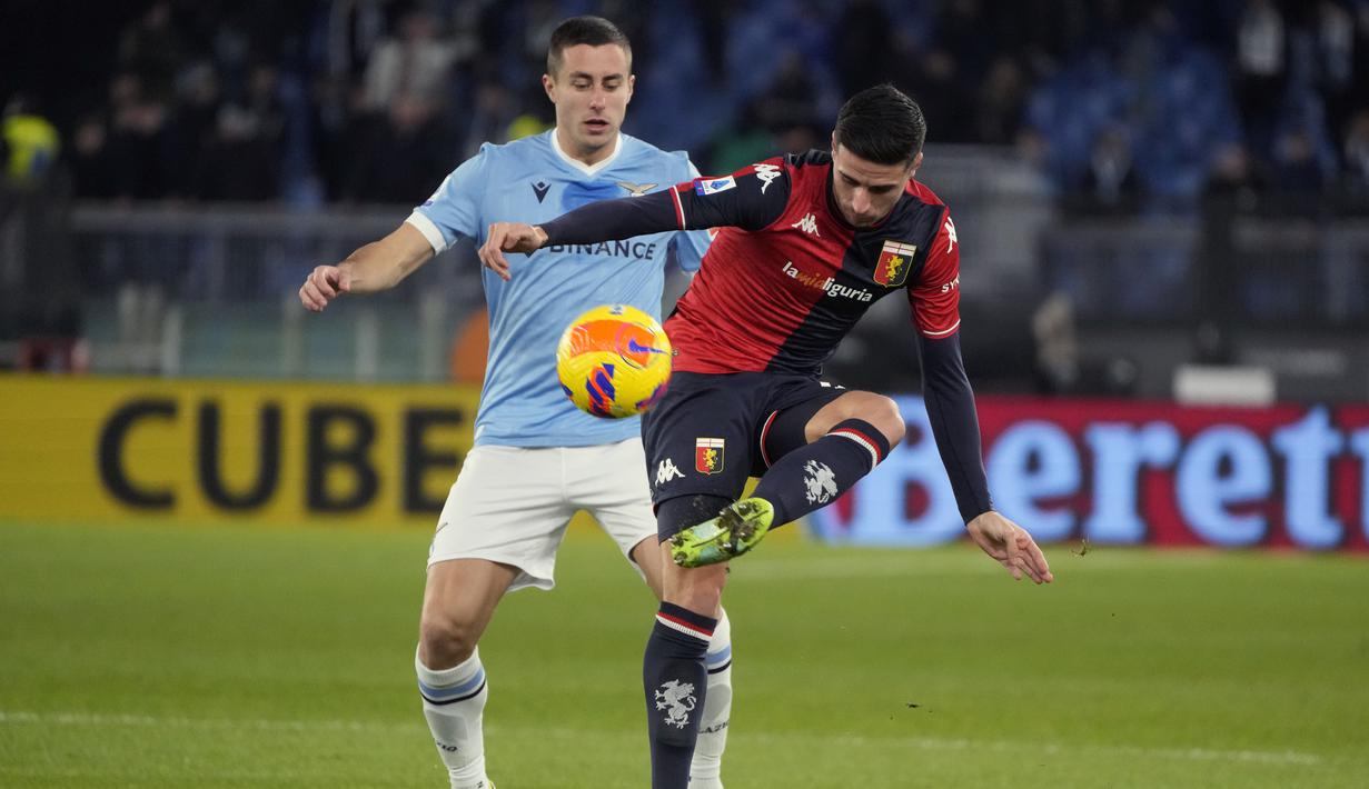 Gelandang Lazio Adam Marusic (kiri) berebut bola dengan gelandang Genoa Paolo Ghiglione pada giornata ke-18 Liga Italia di Stadion Olimpico, Sabtu (18/12/2021) dini hari WIB. Lazio menang 3-1 atas tamunya Genoa. (AP Photo/Gregorio Borgia)