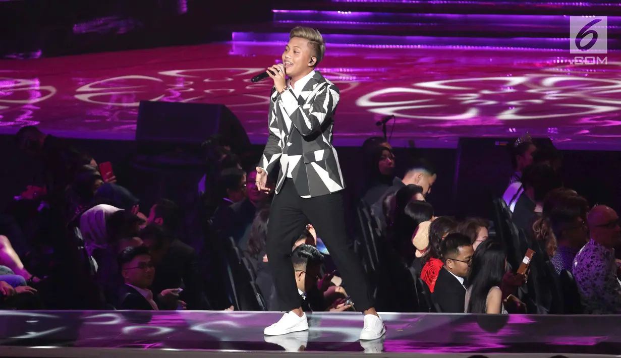 Penyanyi Rizky Febian saat tampil pada malam final Miss Grand Indonesia 2018 di JCC Jakarta, Sabtu (21/7). Rizky Febian membawakan dua lagu pada malam final. (Liputan6.com/Angga Yuniar)