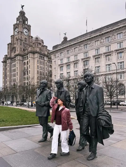 Dipadu dengan celana putih, Amel Carla jinjing tas Hermes dan sneakers On berwarna hitam [@amelcarla]