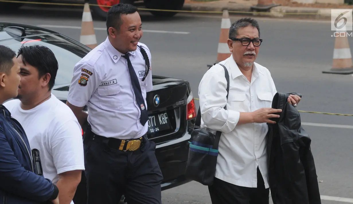 Mantan Wakil Gubernur Jawa Barat, Deddy Mizwar tiba di Gedung KPK, Jakarta, Jumat (23/8/2019). Deddy Mizwar diperiksa sebagai saksi untuk tersangka Sekretaris Daerah (Sekda) Jawa Barat Iwa Karniwa terkait dugaan suap kasus pemberian izin proyek Meikarta di Kabupaten Bekasi. (merdeka.com/Dwi Narwoko)