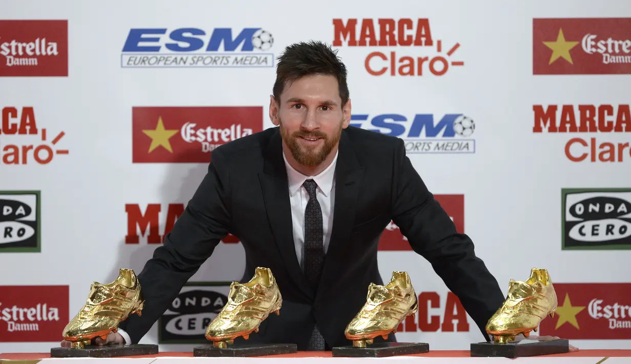 Bintang Barcelona, Lionel Messi melakukan sesi foto dengan Sepatu Emas Eropa pada acara European Golden Shoe awards 2017 di Antigua Fabrica Estrella Damm, Barcelona, (24/11/2017). (AFP/Josep Lago)