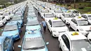 Ratusan armada taksi parkir di sepanjang silang Monas, Jakarta, (14/3). Mereka merasa dirugikan dengan banyaknya tranportasi berplat hitam yang berbasis online tersebut. (Liputan6.com/Immanuel Antonius)